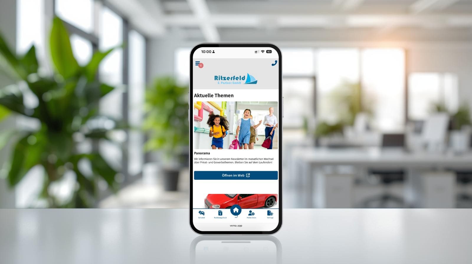 Smartphone im Vordergrund mit Service-App-UI: Kacheln, Cleanes Office-Setting mit Pflanzen und hellem Tageslicht
